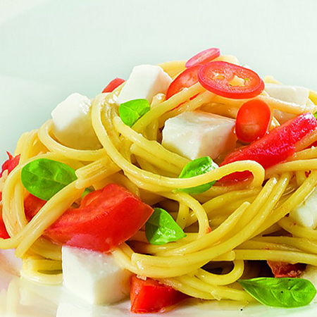 SPAGHETTI DE COURGETTE À LA FETA & TOMATES CERISES RÔTIES, OLIVES NOIRES ET  BASILIC - Vanille & Poivre Rose