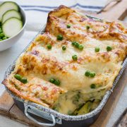 Lasagnes aux courgettes, petits-pois, parmigiano reggiano, mozzarella et béchamel