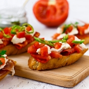 Bruschetta tomate, jambon de Parme et mozzarella Casa Azzurra