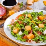 Salade estivale jambon, melon et mozzarella Casa Azzurra