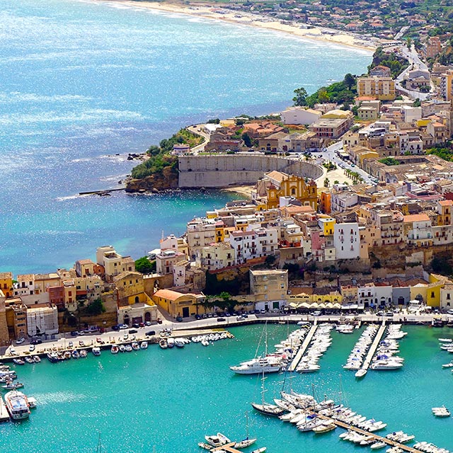 Vue aérienne de Castellammare del Golfo en Sicile CASA AZZURRA : SICILIA