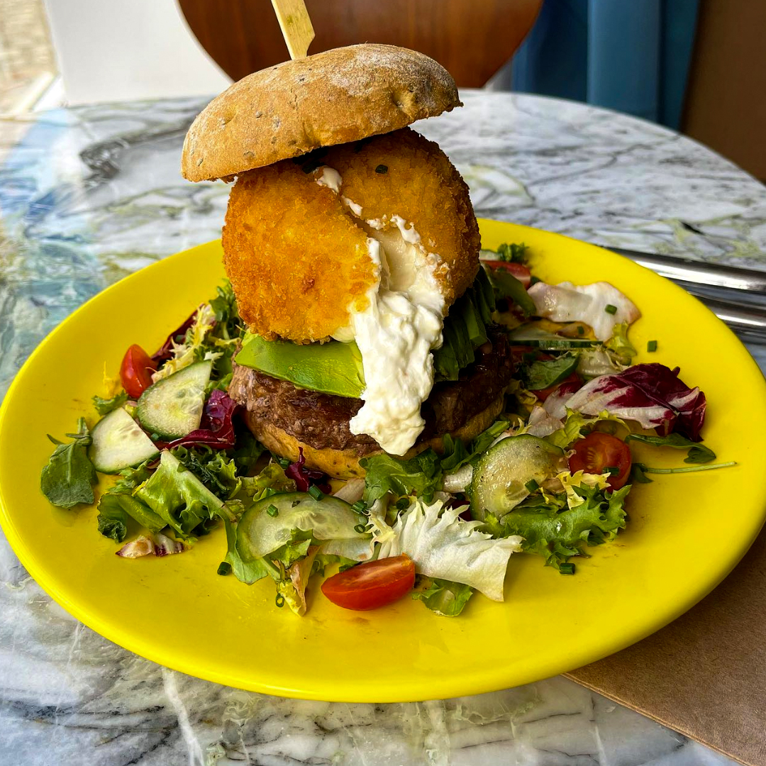 BURGER FOCACCIAS AVOCAT & BURRATA PANEE