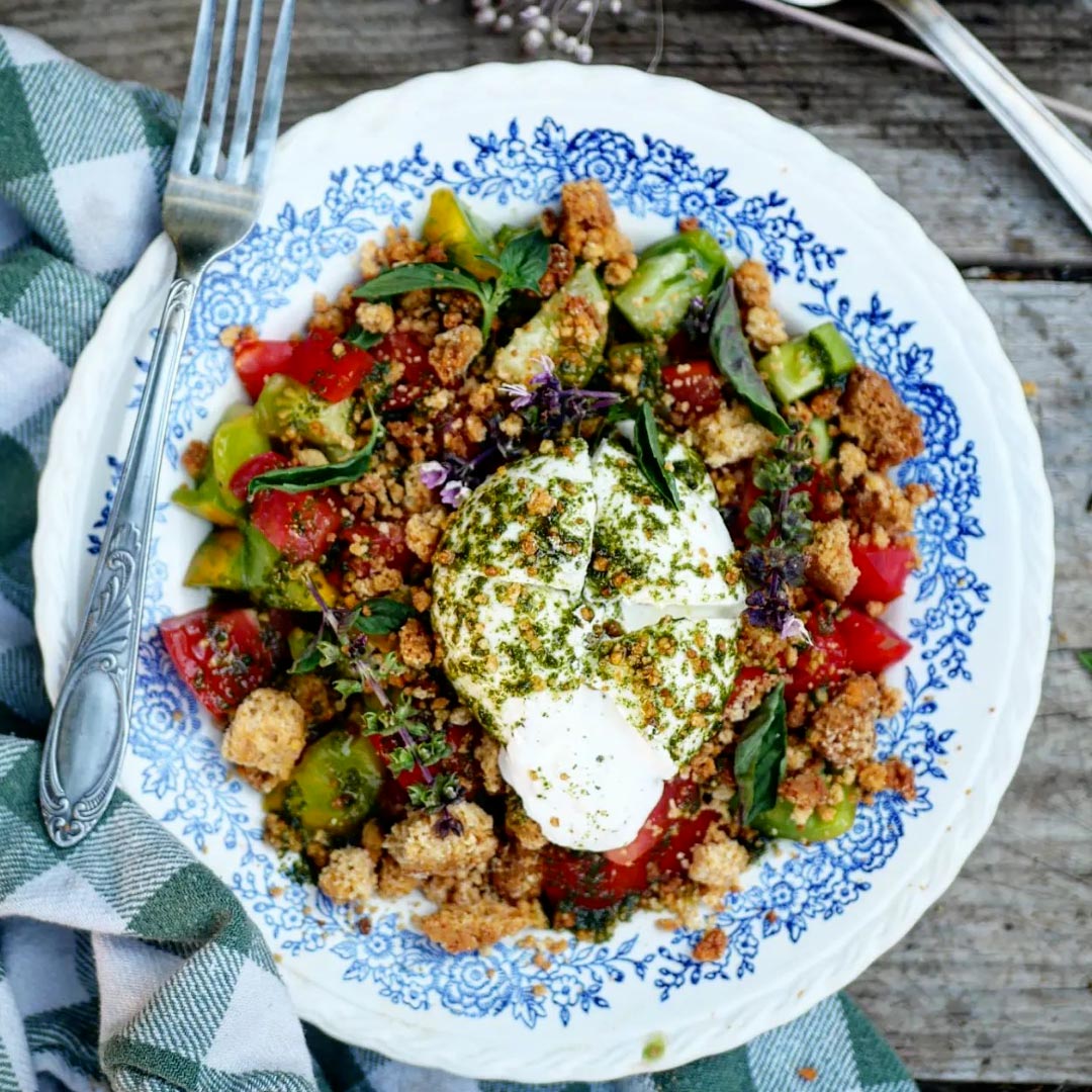 TOMATES BURRATA & CRUMBLE DE PARMIGIANO