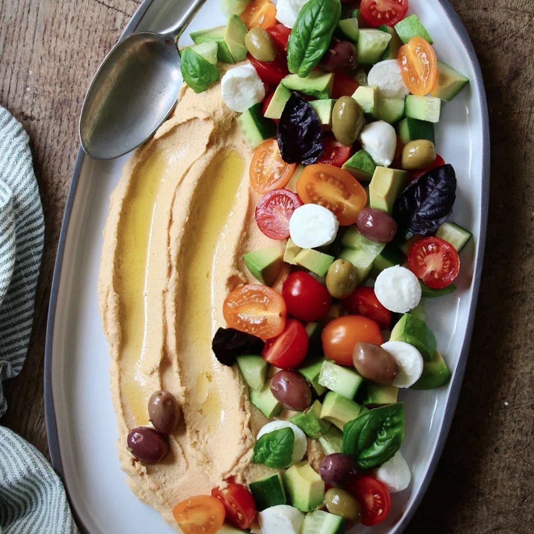 HOUMOUS & SALADE TOMATES OLIVES ET MOZZA