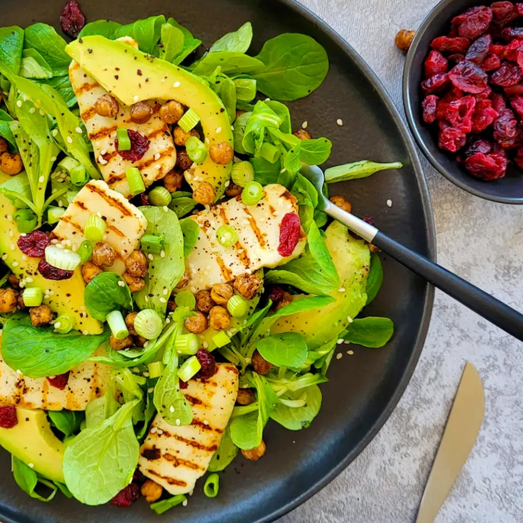 SALADE D'AVOCATS HALLOUMI & POIS CHICHES