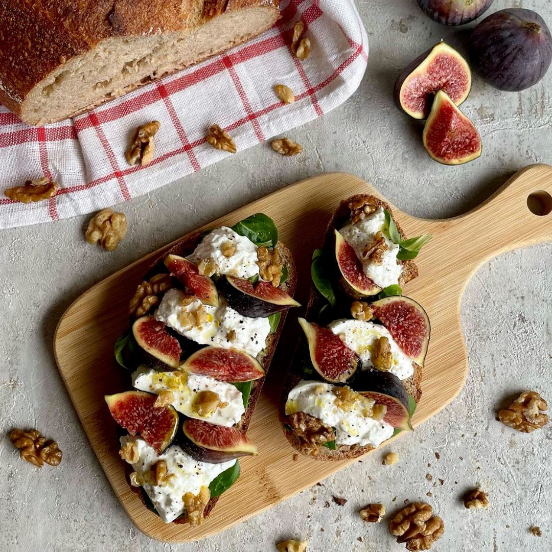 TARTINES AUTOMNALES FIGUES NOIX & BURRATA