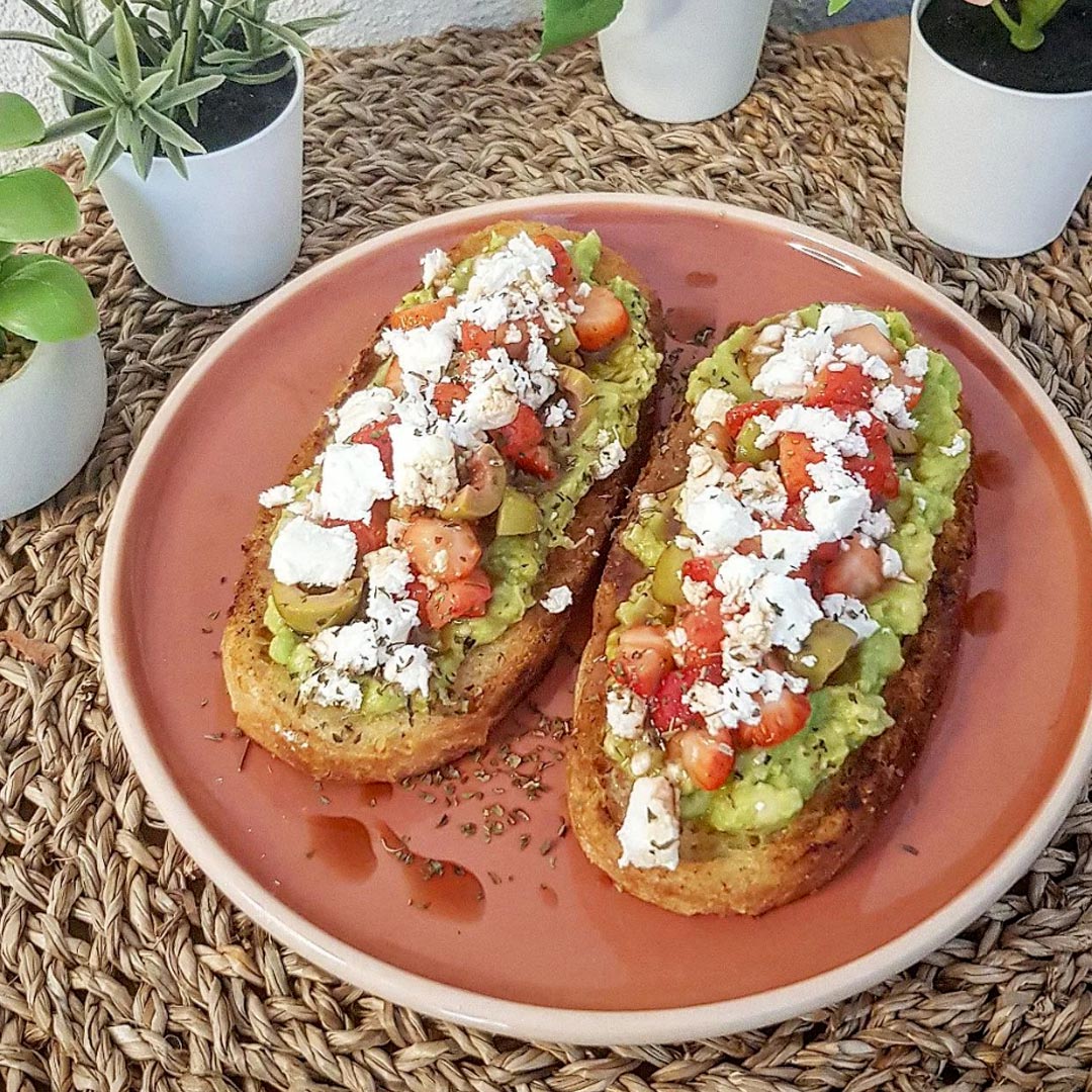 TARTINES AUX AVOCATS FRAISES & FÊTA