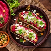 Toasts au houmous à la betterave et à la feta Casa Azzurra