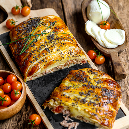 Poisson Entier Aux Tomates, A La Sauge Et Aux Oignons, Sauce Champagne