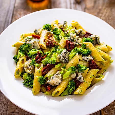 PENNE aux BROCOLIS, TOMATES SÉCHÉES et GORGONZOLA – Casa Azzurra