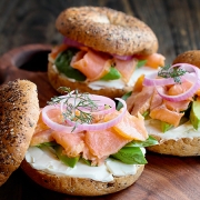 Bagels au saumon, à l'avocat, au guacamole et stracchino Casa Azzurra