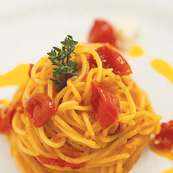 CASA AZZURRA - SPAGHETTIS CREMEUSES AUX TOMATES ET AU STRACCHINO