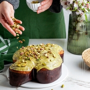 Colombe de Pâques au mascarpone avec un glaçage à la pistache