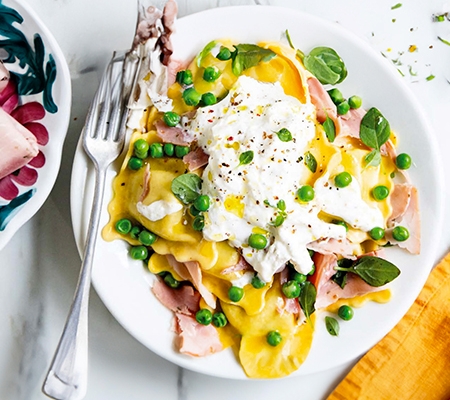 Ravioli jambon, petits pois et stracciatella Casa Azzurra