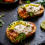 Bruschetta burrata, saumon fumé et avocat
