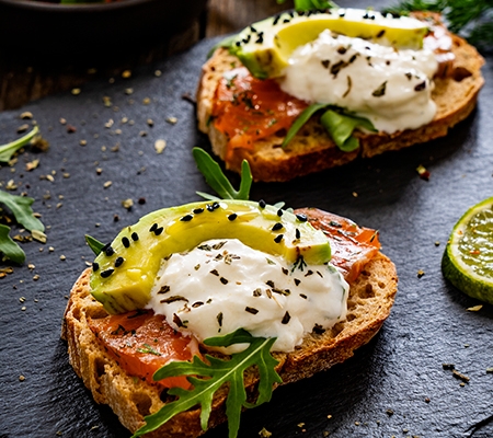Bruschetta burrata, saumon fumé et avocat