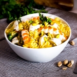 Pâtes froides aux crevettes, pistaches et mozzarella riche en protéines naturelles