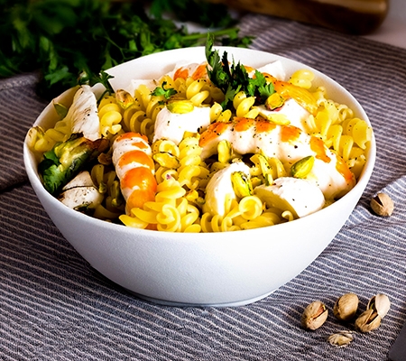 Pâtes froides aux crevettes, pistaches et mozzarella riche en protéines naturelles