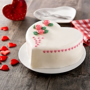 Gâteau cœur à la rose avec glaçage à la ricotta