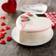 Gâteau cœur à la rose avec glaçage à la ricotta
