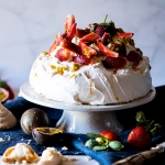 Pavlova aux fraises, fruits de la passion et mascarpone Casa Azzurra