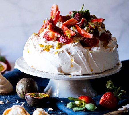 Pavlova aux fraises, fruits de la passion et mascarpone Casa Azzurra
