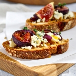 Crostini au Gorgonzola AOP Casa Azzurra, oignons rouges de Tropea caramélisés et figues fraîches