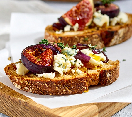 Crostini au Gorgonzola AOP Casa Azzurra, oignons rouges de Tropea caramélisés et figues fraîches