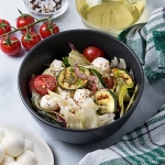 Salade de légumes d'été et mozzarella di latte di bufala