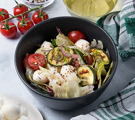 Salade de légumes d'été et mozzarella di latte di bufala