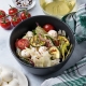 Salade de légumes d'été et mozzarella di latte di bufala