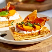 Tartelettes feuilletées à la ricotta, aux pêches et speck