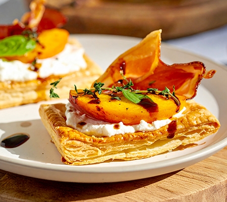 Tartelettes feuilletées à la ricotta, aux pêches et speck