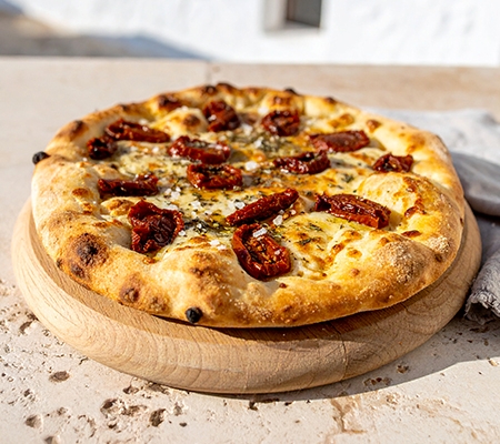 Focaccia des Pouilles à la Scamorza fumée Casa Azzurra, tomates séchées et origan sauvage