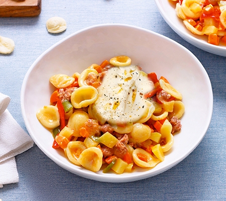 Orecchiette aux légumes grillés, saucisse italienne et burrata Casa Azzurra