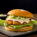 Burger Caesar au poulet et au parmigiano reggiano AOP