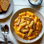 Rigatoni aux cèpes et au pecorino romano AOP, sauce courge et scamorza
