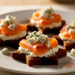 Toasts pain d'épices, saumon, gorgonzola AOP et stracchino Casa Azzurra