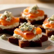 Toasts pain d'épices, saumon, gorgonzola AOP et stracchino Casa Azzurra