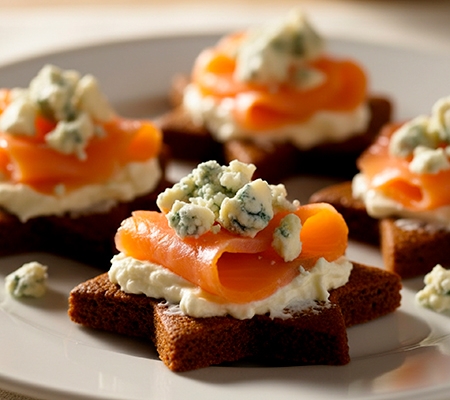 Toasts pain d'épices, saumon, gorgonzola AOP et stracchino Casa Azzurra