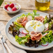 Salade printanière à la burrata au lait de vache Casa Azzurra