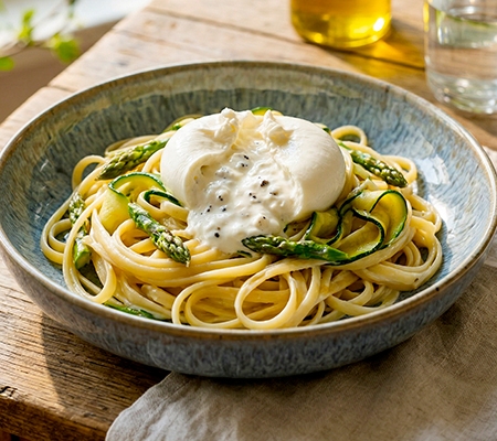 Linguine printanières avec asperges, courgettes et burrata à la truffe Casa Azzurra