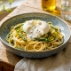 Linguine printanières avec asperges, courgettes et burrata à la truffe Casa Azzurra